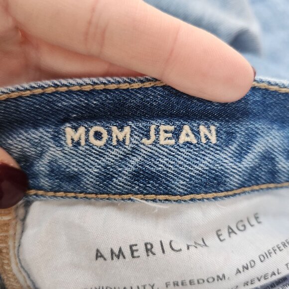 American Eagle Mom Jeans Light Wash Distressed Denim Relaxed Women's 2 - Picture 7 of 8